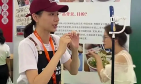北大校花卖臭豆腐？本人回应：脱下长衫，无所谓一手好牌打得稀烂