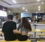 女生食堂吃饭遇情侣秀恩爱，男子全程手扶女友腰太温馨：饭不香了