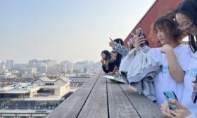 首都经济贸易大学师生走进隆福寺文创园，体验“城市更新”