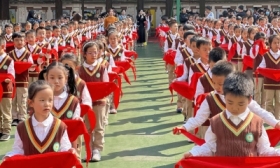 争做新时代好队员 中山路小学举办二年级入队仪式