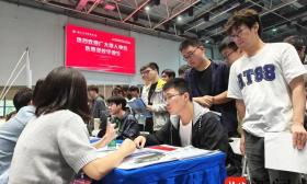 南工2024届毕业生秋季综合招聘会学生求职热情高涨，近4000名学生投出万余份简历