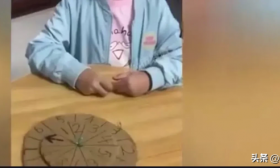太有生意头脑了！女孩自制计算器租给同学，解答一道题收两元钱，一天下来竟赚20多