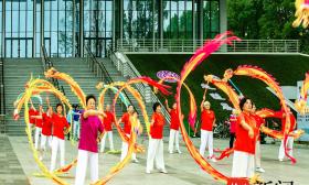 南京理工大学健身龙舞队：彩带龙从这里舞起来，从这里舞出去