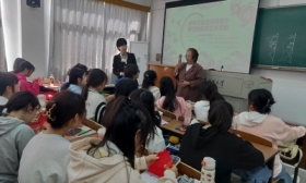 双语讲述传统技艺里的中国故事——剪纸传授走进高校外语课堂