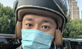 张雪峰骑电动车接孩子放学，全副武装反成最亮显眼包，网友评论太搞笑