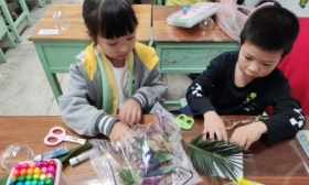 树叶画留住你眼中的秋天 中山路小学课后延时活动多姿多彩