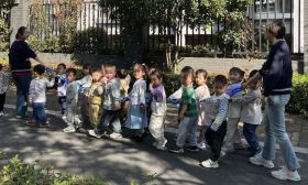上热搜了！丹阳一小朋友不想上学，老师带着全班同学来叫他！