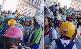 小学要求学生戴头盔上下学！知情人：教育局文件被“加码”了