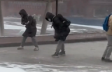 东北大学生冒雪上课，走一步退三步，上课比取经难，画面心酸又搞笑