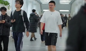 哈工大学生暴雪天穿短袖出行，学校：暖廊二期已贯通，5分钟内直达各类建筑