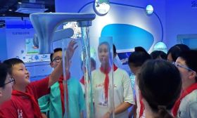 水，是镇江这所小学的科学老师