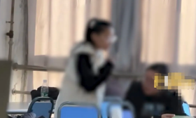 高校女生图书馆自习一人占16个座，因不满同学占位置，现场情绪失控打砸驱赶他人