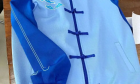 中学校服被指“太瘆人”像寿衣，校方：汉服风格