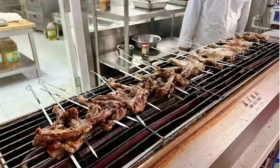 鹅腿争夺清北学子味蕾，人大胜了！最新食堂版味道如何？食堂经理：学生特别喜欢吃