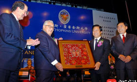 南大师生回忆与基辛格的两次交集：演讲风趣幽默，聊起文学与戏剧同样是“一把好手”