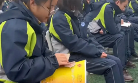 书中自有黄金屋？女孩拿到奖学金，台下认真数钱画面曝光，网友纷纷赞赏：凭本事自己赚钱
