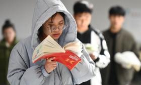 困在“第一学历”的年轻人：打破那面隐形的墙