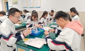 落实北京新中考，学校引导学生自主探索、课堂回归素养教学