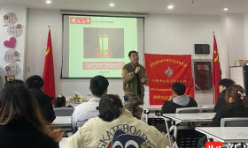 体验非遗技艺，江苏开放大学学子与社区小朋友一起制作木艺宫灯
