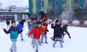 校园操场上演“冰雪嘉年华”，北京中小学生开心迎今冬初雪