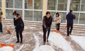 及时扫雪铲冰、调整学生上下学安排，北京顺义多举措应对降雪天气