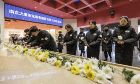 国家公祭日抗战馆举行悼念活动，首都高校师生雪中缅怀遇难同胞