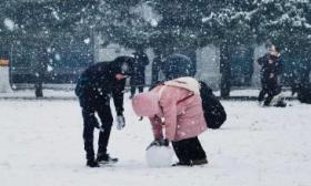 志愿扫雪、创意雪人，高校学子“解锁”校园冬雪模式