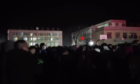 甘肃深夜突发6.2级地震，学生到操场避险合唱《起风了》互相鼓励，老师回应：夜晚太冷，学生自发组织的