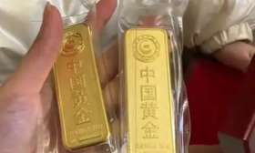 幼儿园男童送女孩200克金条，网友：三金差一金