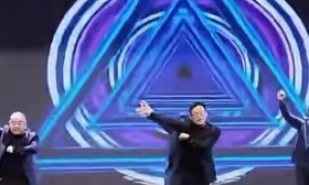 校领导元旦晚会为学生们跳科目三，C位教导主任最耀眼，网友：教导主任果然能文能舞(2)