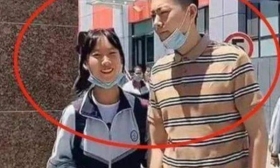 “最年轻爸爸”火了，接女儿放学被同学误会，老师：以为孩子早恋