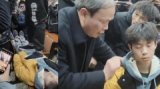 武汉一高校老师课堂演示“催眠术”，被催眠者身体僵硬人踩都没反应，当事学生回应
