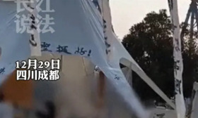 大学生跨年活动现场被吐槽布置得像灵堂，目击者：跟不上年轻人的思维