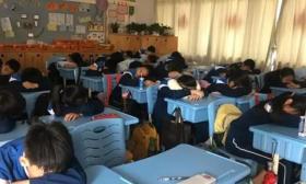 学生趴桌子午休收费260元？当地通报