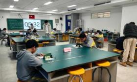 朗读亭变“考官”、身边事入题，北京二中经开区学校期末考藏巧思