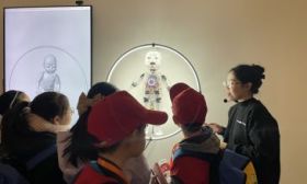 新京报小记者走进798观展，感受科技与艺术的奇妙融合