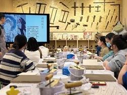 白天上班、晚上学艺，“非遗夜校”吸引的不仅是年轻人