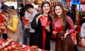 剪窗花、包饺子，北京航空航天大学留校学生一起过大年
