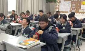 老师给学生发“红包”，学生们拆开发现是试卷，脸上笑容逐渐消失