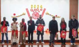 中国功夫、各国舞蹈串烧，北二外版春晚让留校学生沉浸感受年味儿