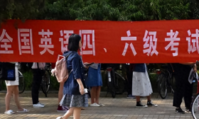 9万粉丝英语博主四级没过停更！网友：是做自媒体的料