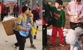 小学生背“锅碗瓢盆”春游引网友回忆，校长：已经推行多年