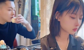爸爸发现19岁女儿谈恋爱，一气之下让她删掉所有男生，女儿太委屈
