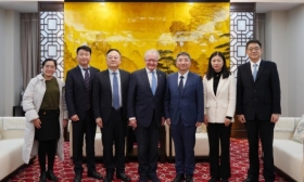 江涌会见昆山杜克大学常务副校长约翰·奎尔奇