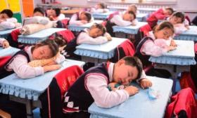 让中小学生午休“躺着睡”，江西推进“可躺式”课桌椅进校园试点