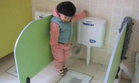 孩子为啥从不在幼儿园大便？老师不会吐露真相，家长得知晓内情