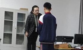 哇塞！看这新疆老师！站凳子上怒斥学生，网友全都疯狂了！