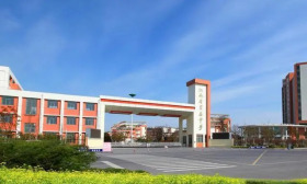 中学校长开讲座被女生无情吐槽，网友：是忠言逆耳还是宣扬女德？