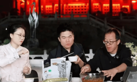 董宇辉被指耍大牌，大学教授都给他做陪衬，但网友纷纷为他喊冤！