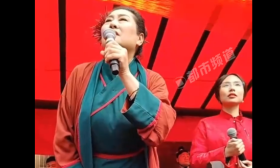 留学韩国女生找王婆说媒，现场说韩语喊欧巴，台下气氛好热烈